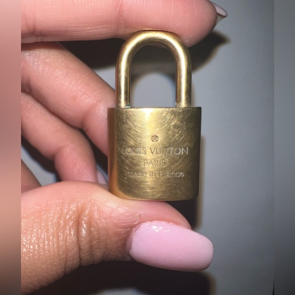 LV Lock # 337 (no key) with unbranded bracelet - Picture 3 of 6
